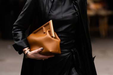 Paris, Fransa - 25 Ocak 2024: Kadın Fendi giyer İlk çanta, moda blogcusu kıyafetleri, sokak tarzı