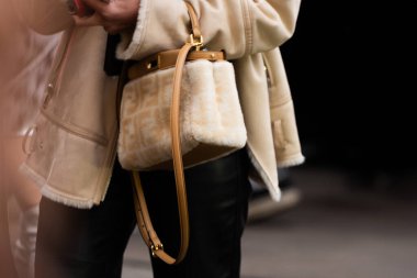 Paris, Fransa - 25 Ocak, 2024: Kadınlar Fendi kürk baget çanta giyer, moda blogcusu kıyafet ayrıntıları, sokak tarzı.