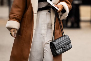 Paris, Fransa - 24 Ocak 2024: Kadın Chanel çanta giyiyor, sokak tarzı detaylar, moda kıyafeti ayrıntıları.