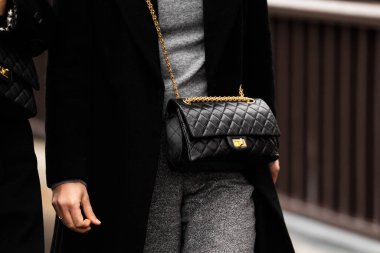 Paris, Fransa - 24 Ocak 2024: Kadın Chanel çanta giyiyor, sokak tarzı detaylar, moda kıyafeti ayrıntıları.