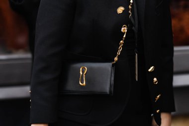 Paris, Fransa - Ocak 22, 2024: Kadın Schiaparelli marka deri çanta, moda blogcusu kıyafet ayrıntıları, sokak tarzı.