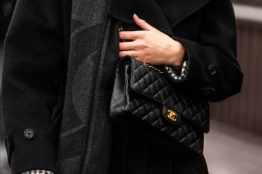 Paris, Fransa - 24 Ocak 2024: Kadın Chanel çanta giyiyor, sokak tarzı detaylar, moda kıyafeti ayrıntıları.
