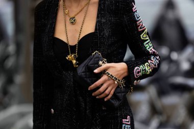 Paris, Fransa - 24 Ocak 2024: Kadın Chanel çanta giyiyor, sokak tarzı detaylar, moda kıyafeti ayrıntıları.
