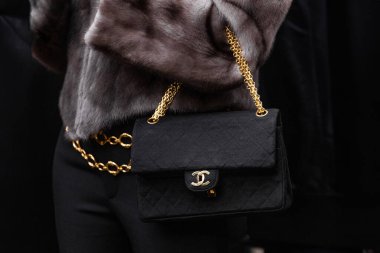 Paris, Fransa - 24 Ocak 2024: Kadın Chanel çanta giyiyor, sokak tarzı detaylar, moda kıyafeti ayrıntıları.