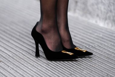 Paris, Fransa - Ocak, 22, 2024: Kadın Schiaparelli kadife anahtar deliği pompası, sokak tarzı detaylar, moda kıyafeti ayrıntıları giyer