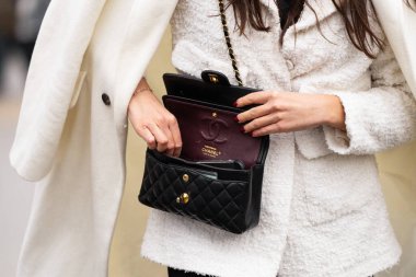 Paris, Fransa - 24 Ocak 2024: Kadın Chanel çanta giyiyor, sokak tarzı detaylar, moda kıyafeti ayrıntıları.