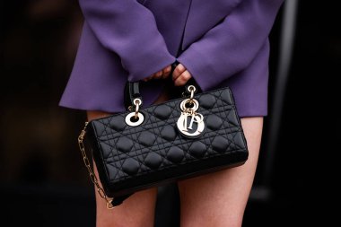 Milan, İtalya - 24 Ocak 2024: Kadın kadın çanta giyiyor, sokak tarzı detaylar, moda kıyafeti ayrıntıları..