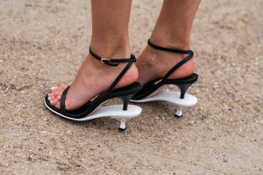 Paris, Fransa - 28 Şubat 2024: Kadın yüksek topuklu ayakkabı giyiyor, sokak tarzı detaylar, moda kıyafeti ayrıntıları.