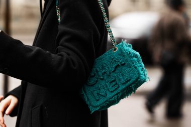 Paris, Fransa - 24 Ocak 2024: Kadın Chanel çanta giyiyor, sokak tarzı detaylar, moda kıyafeti ayrıntıları.