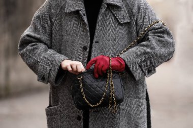 Paris, Fransa - 24 Ocak 2024: Kadın Chanel çanta giyiyor, sokak tarzı detaylar, moda kıyafeti ayrıntıları.