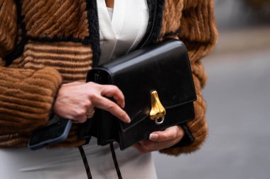 Paris, Fransa - Ocak 22, 2024: Kadın Schiaparelli anatomi çantası giyiyor, moda blogcusu kıyafetleri giyiyor, sokak tarzı.