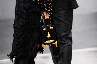 Paris, Fransa - 22 Ocak 2024: Kadın anatomi mücevheri takıyor Schiaparelli çanta, moda blogcusu kıyafet ayrıntıları, sokak tarzı