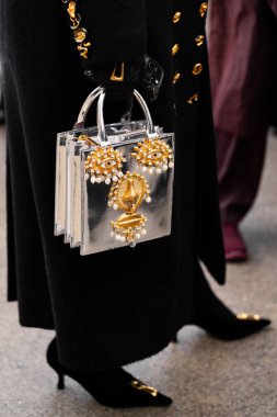 Paris, Fransa - Ocak 22, 2024: Kadın nakışlı mücevher giyiyor Schiaparelli çanta, moda blogcusu kıyafet detayları, sokak tarzı