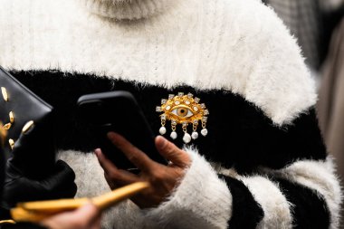 Paris, Fransa - Ocak 22, 2024: Adam Schiaparelli marka çanta ve aksesuar giyiyor, moda blogcusu kıyafetleri, sokak tarzı.