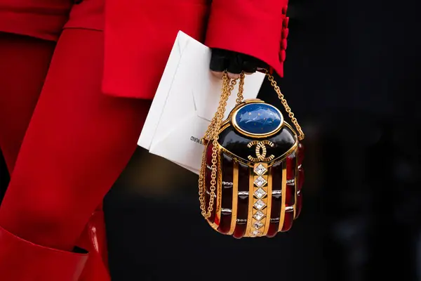 Parijs Frankrijk Januari 2024 Vrouw Draagt Chanel Tas Details Straatstijl Rechtenvrije Stockfoto's
