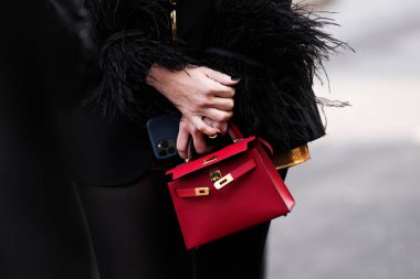 Paris, Fransa - 29 Şubat 2024: Kadın Hermes Kelly çantası giyiyor, moda blogcusu kıyafetleri, sokak tarzı.