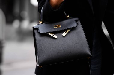 Paris, Fransa - 29 Şubat 2024: Kadın Hermes Kelly çantası giyiyor, moda blogcusu kıyafetleri, sokak tarzı.