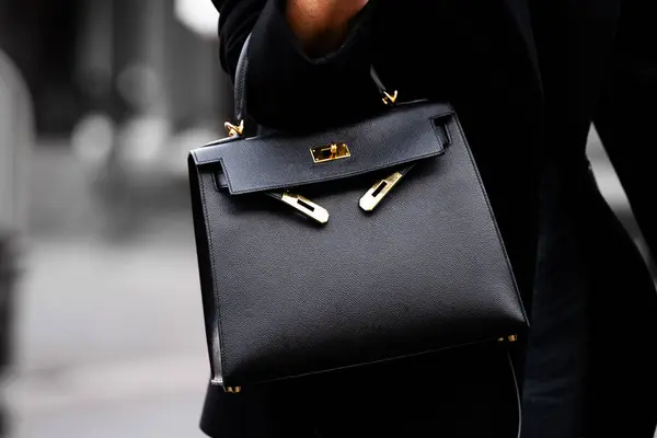 Paris, Fransa - 29 Şubat 2024: Kadın Hermes Kelly çantası giyiyor, moda blogcusu kıyafetleri, sokak tarzı.