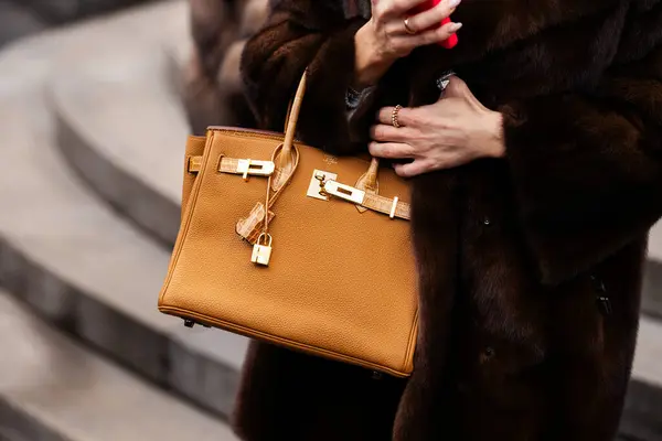 Paris, Fransa - 29 Şubat 2024: Kadın Hermes Kelly çantası giyiyor, moda blogcusu kıyafetleri, sokak tarzı.