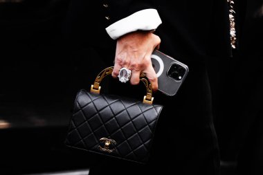 Paris, Fransa - 24 Ocak 2024: Kadın Chanel çanta giyiyor, sokak tarzı detaylar, moda kıyafeti ayrıntıları.