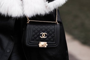 Paris, Fransa - 24 Ocak 2024: Kadın Chanel çanta giyiyor, sokak tarzı detaylar, moda kıyafeti ayrıntıları.