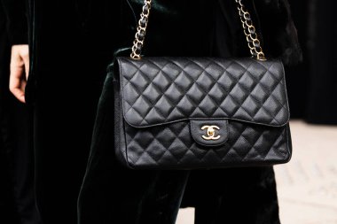 Paris, Fransa - 24 Ocak 2024: Kadın Chanel çanta giyiyor, sokak tarzı detaylar, moda kıyafeti ayrıntıları.