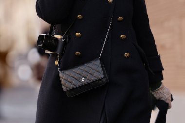 Paris, Fransa - 24 Ocak 2024: Kadın Chanel çanta giyiyor, sokak tarzı detaylar, moda kıyafeti ayrıntıları.