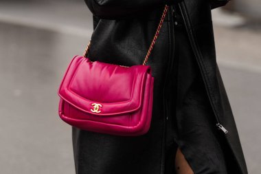 Paris, Fransa - 24 Ocak 2024: Kadın Chanel çanta giyiyor, sokak tarzı detaylar, moda kıyafeti ayrıntıları.