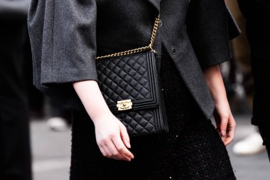 Paris, Fransa - 24 Ocak 2024: Kadın Chanel çanta giyiyor, sokak tarzı detaylar, moda kıyafeti ayrıntıları.