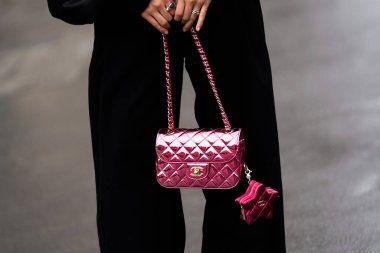 Paris, Fransa - 24 Ocak 2024: Kadın Chanel çanta giyiyor, sokak tarzı detaylar, moda kıyafeti ayrıntıları.