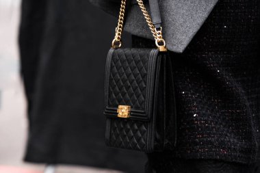 Paris, Fransa - 24 Ocak 2024: Kadın Chanel çanta giyiyor, sokak tarzı detaylar, moda kıyafeti ayrıntıları.