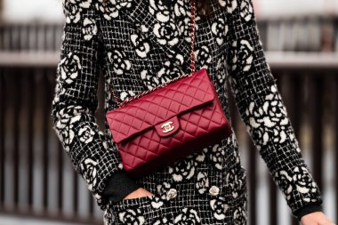 Paris, Fransa - 24 Ocak 2024: Kadın Chanel çanta giyiyor, sokak tarzı detaylar, moda kıyafeti ayrıntıları.