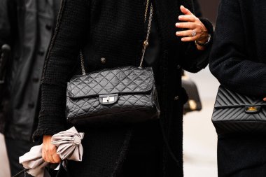 Paris, Fransa - 24 Ocak 2024: Kadın Chanel çanta giyiyor, sokak tarzı detaylar, moda kıyafeti ayrıntıları.