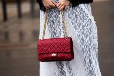 Paris, Fransa - 24 Ocak 2024: Kadın Chanel çanta giyiyor, sokak tarzı detaylar, moda kıyafeti ayrıntıları.