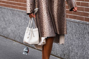 Milan, İtalya - 21 Şubat 2024: Kadın Fendi Origami giyiyor, moda blogcusu kıyafetleri, sokak tarzı