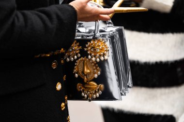 Paris, Fransa - Ocak 22, 2024: Kadın nakışlı mücevher giyiyor Schiaparelli çanta, moda blogcusu kıyafet detayları, sokak tarzı