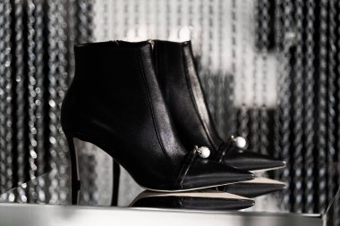 Milan, İtalya - 25 Şubat 2023: Podyum gösterisinde Jimmy Choo ayakkabıları, mağazada kadın aksesuarları.