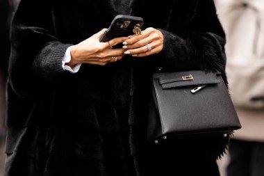 Paris, Fransa - 29 Şubat 2024: Kadın Hermes Kelly çantası giyiyor, moda blogcusu kıyafetleri, sokak tarzı.