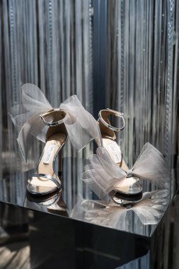 Milan, İtalya - 25 Şubat 2023: Jimmy Choo yüksek topuklu ayakkabılar podyum vitrininde, kadın aksesuarlar mağazada.