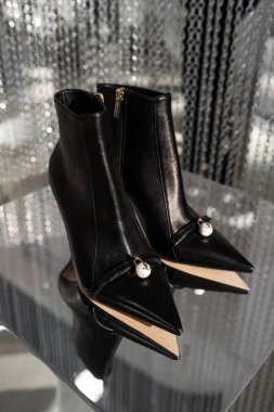Milan, İtalya - 25 Şubat 2023: Podyum gösterisinde Jimmy Choo ayakkabıları, mağazada kadın aksesuarları.