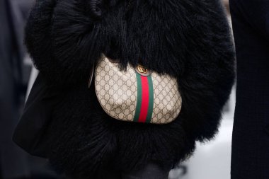 Florence, İtalya - 10 Ocak 2024: Kadın Gucci çanta, moda blogcusu kıyafet ayrıntıları, sokak tarzı