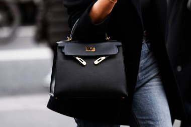 Paris, Fransa - 29 Şubat 2024: Kadın Hermes Kelly çantası giyiyor, moda blogcusu kıyafetleri, sokak tarzı.