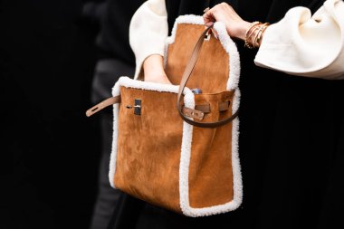 Paris, Fransa - 29 Şubat 2024: Kadın Hermes Kelly çantası giyiyor, moda blogcusu kıyafetleri, sokak tarzı.