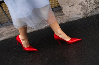 Milan, İtalya - 22 Şubat 2024: Kadın yüksek topuklu ayakkabı giyiyor, sokak tarzı detaylar, moda kıyafeti ayrıntıları.