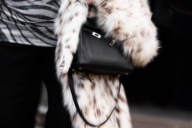 Paris, Fransa - 29 Şubat 2024: Kadın Hermes Kelly çantası giyiyor, moda blogcusu kıyafetleri, sokak tarzı.