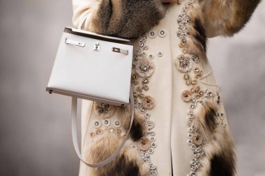 Paris, Fransa - 29 Şubat 2024: Kadın Hermes Kelly çantası giyiyor, moda blogcusu kıyafetleri, sokak tarzı.