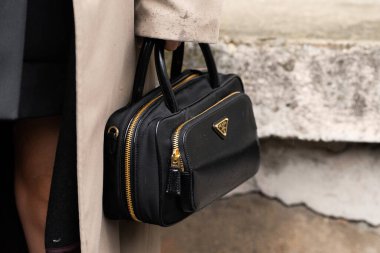 Milan, İtalya - 22 Şubat 2024: Kadın Prada çanta giyiyor, moda blogcusu kıyafetleri, sokak stili