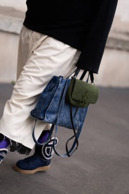 Milan, İtalya - 14 Ocak 2024: Adam JW Anderson çantası giyiyor, moda blogcusu kıyafetleri, sokak tarzı