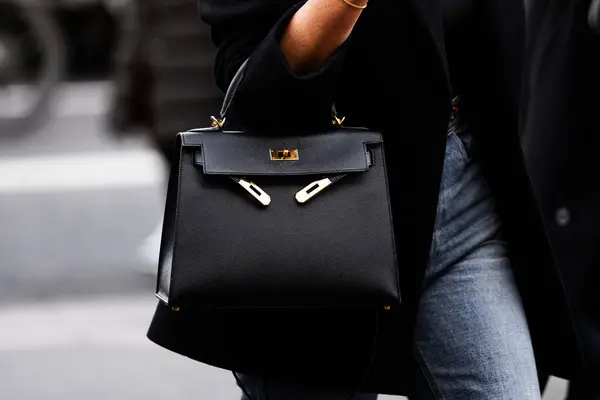 Paris, Fransa - 29 Şubat 2024: Kadın Hermes Kelly çantası giyiyor, moda blogcusu kıyafetleri, sokak tarzı.