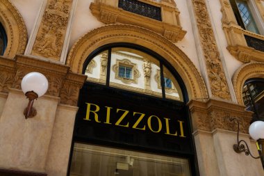 Milan, İtalya - 24.04.2024: Rizzoli vitrini Milan 'ın merkezindeki alışveriş galerisinde, Galleria Vittorio Emanuele, giyim mağazasının vitrini